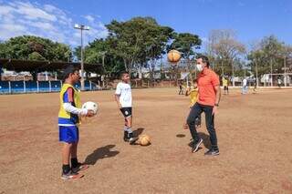 Prefeito de Campo Grande, Marcos Trad, bate bola com crianças (Foto: Divulgação/Prefeitura)