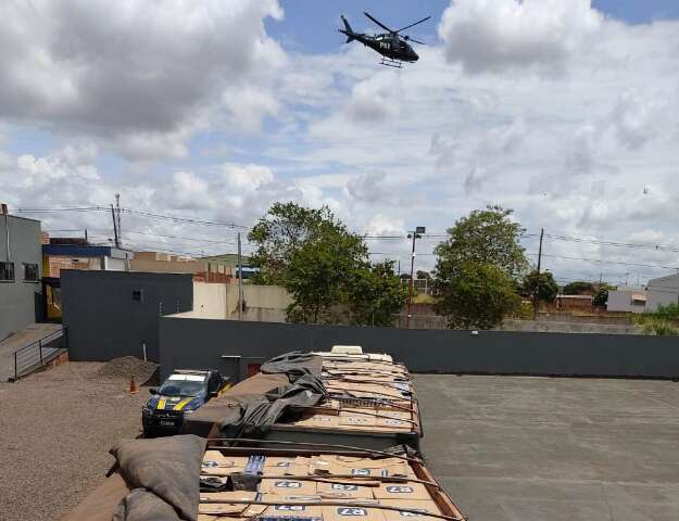 Com helic&oacute;ptero, pol&iacute;cia intercepta 50 mil pacotes de cigarro em rodovia