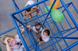 Crianças brincas nos espaços de lazer da Capital (Foto: Divulgação/Prefeitura de Campo Grande)