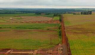 Estrada que liga e dá acesso entre a cidade e o Showtec será pavimentada. (Foto: Chico Ribeiro)