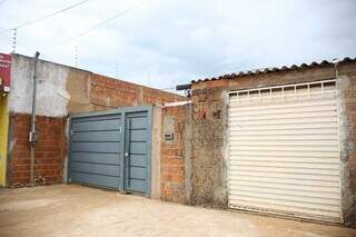 Na casa no Portal Caiobá, muro alto, portões sem grades e câmera de segurança na frente. (Foto: Paulo Francis)