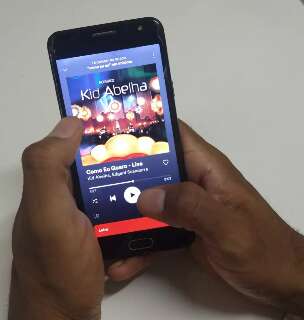 Cris vira p&aacute;gina com playlist para perdoar 17 ex-namorados