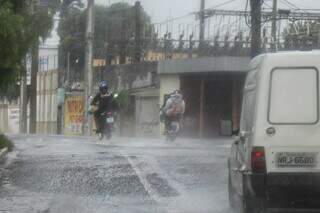 Chuva chegou na regiao central de Campo Grande. (Foto: Henrique Kawaminami)