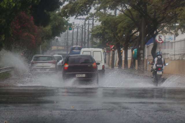 Prevista no alerta do Inmet, chuva ganha for&ccedil;a em Campo Grande