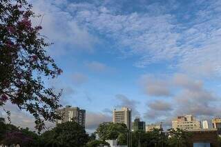 Capital amanheceu com céu azul e sol entre nuvens, mas pode chover a qualquer momento. (Foto: Henrique Kawaminami)