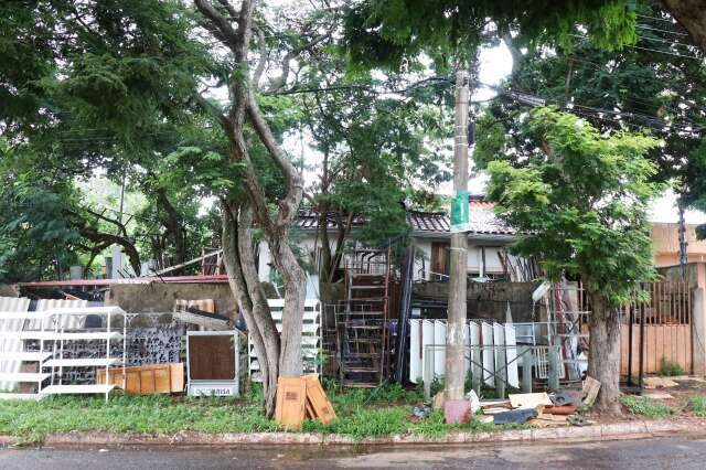 Acumulador transformou at&eacute; pra&ccedil;a de bairro em montanha de lixo
