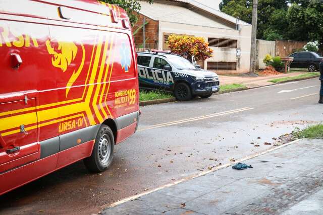 Homem &eacute; encaminhado para Santa Casa ap&oacute;s ser espancado e levar facadas na cabe&ccedil;a