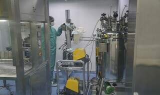Imunizante é produzido no laboratório de Bio-Manguinhos. (Foto: Divulgação/Fiocruz)