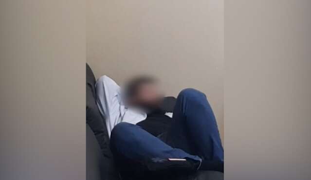Indignada ap&oacute;s horas de espera, mulher flagra m&eacute;dico dormindo em UPA da Capital