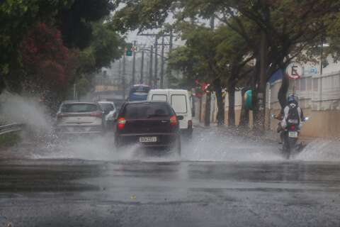 Prevista no alerta do Inmet, chuva ganha força em Campo Grande