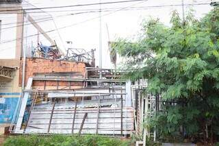 Acumulador transformou at&eacute; pra&ccedil;a de bairro em montanha de lixo