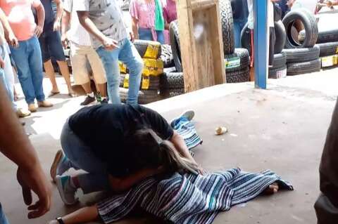 Homem é executado em frente à loja na fronteira com o Paraguai 