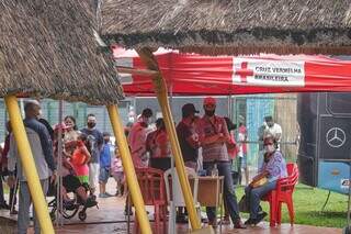 Busão da cruz vermelha estacionado no Memorial da Cultura Indígena Cacique Enir Terena realiza a imunização itinerante. (Foto: Marcos Maluf)