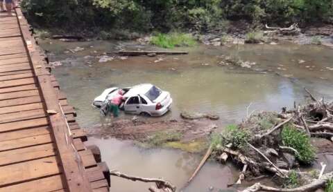 Motorista morre afogado após cair de ponte e ficar preso em carro 