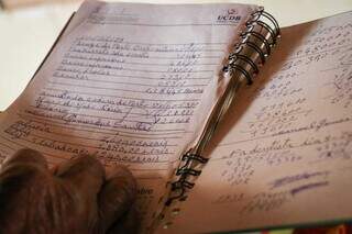 Caderno com registro de contas feito por Manoel. (Foto: Henrique Kawaminami)