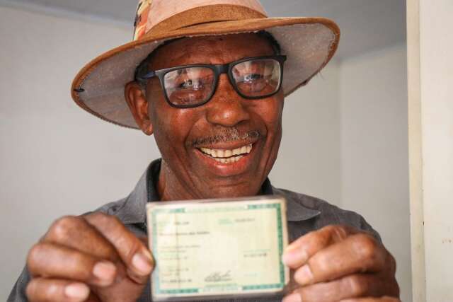 Aos 94 anos, Manoel mostra que é "campeão" em carpir lote