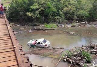 Veículo ficou destruído após cair dentro do Rio Buriti. (Foto: Vale do Ivinhema)