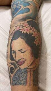 No estilo old scholl, Sidnei tatuou a mãe com adereços de gueixa. (Foto: Arquivo Pessoal)