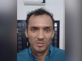 Polícia caça Leandro suspeito de matar homem em bar (Foto: divulgação / Polícia Civil)