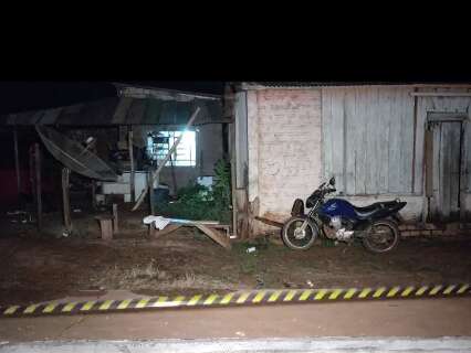 Filho morre e pai &eacute; baleado ap&oacute;s dupla ser surpreendida por atirador
