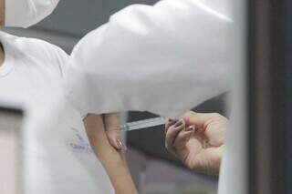 Vacina contra a covid-19 sendo aplicada em morador de Campo Grande. (Foto: Marcos Maluf)