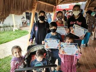 Laura trouxe todos 4 dos 6 filhos que podem vacinar para receber a imunização (Foto: Marcos Maluf)