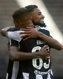 Botafogo vence Bangu por 2 a 0 e embala 2&ordf; vit&oacute;ria seguida