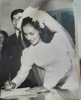 Galdina durante cerimônia de casamento no ano de 1972. (Foto: Arquivo Pessoal)