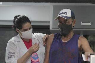 Morador de Campo Grande dsendo vacinado contra a covid-19. (Foto: Marcos Maluf)