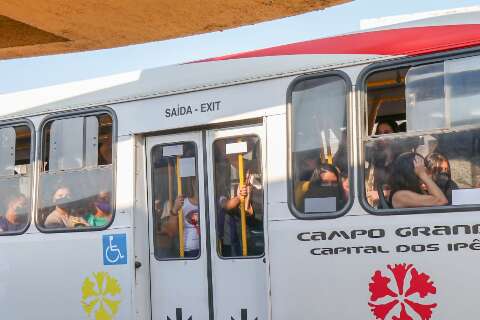 Homem &eacute; preso ao agarrar mulher pelos cabelos em &ocirc;nibus 
