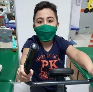 Guilherme Antônio foi diagnosticado com distrofia muscular aos 7 anos de idade. (Foto: Direto das Ruas)