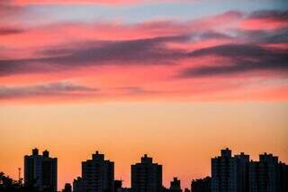 Vista do pôr do sol no Centro da Capital. (Foto: Marcos Maluf)