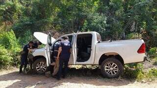 Policiais vistoriam Hilux encontrada no local do ataque; veículo é de Pedro Juan (Foto: ABC Color)