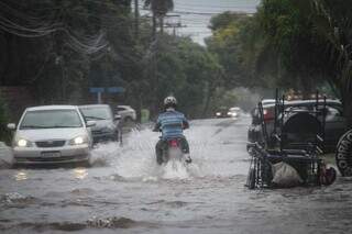 Água se acumulou na Avenida José Nogueira Vieira, esquina com a Rua do Padeiro. (Foto: Marcos Maluf)