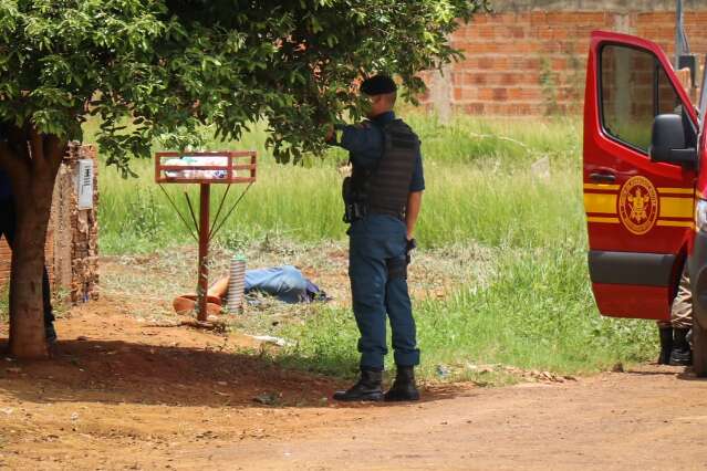 Homem &eacute; assassinado com tiro no pesco&ccedil;o em terreno baldio
