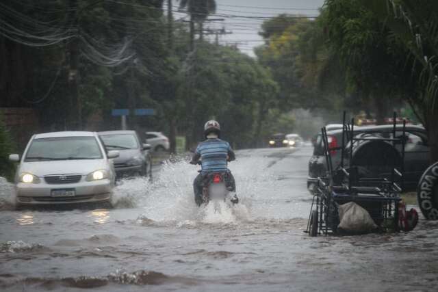 Em menos de uma hora, chuva alaga ruas na regi&atilde;o do Bairro Tiradentes