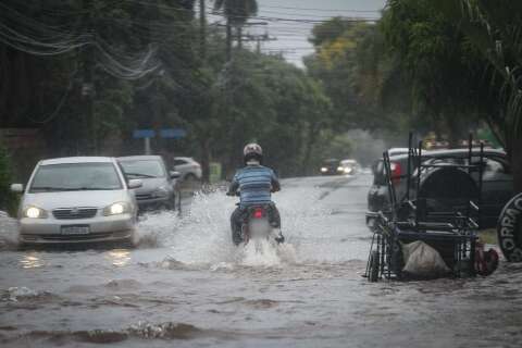 Em menos de uma hora, chuva alaga ruas na região do Bairro Tiradentes