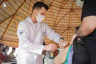 Imunizante sendo aplicado em um paciente da Capital (Foto: Marcos Maluf)