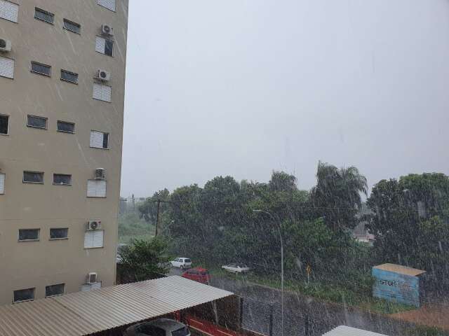 Tarde &eacute; de chuva em v&aacute;rias regi&otilde;es de Campo Grande