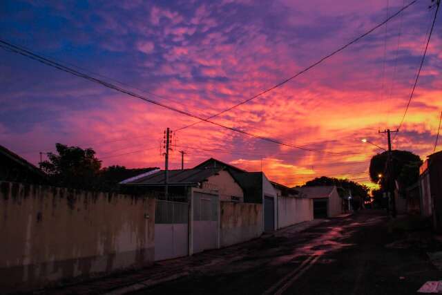 C&eacute;u fica rosa em MS com part&iacute;culas de vulc&atilde;o que devastou ilhas no Pac&iacute;fico