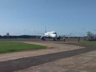 Momento em que a aeronave da Azul se preparava para decolar do Aeroporto Internacional de Ponta Porã. (Foto: Infraero)