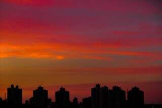 Visão do pôr do sol no Centro da Capital. (Foto: Marcos Maluf)