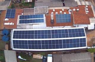 Resultado da instalação de um sistema de energia solar em área urbana (Foto: Divulgação)