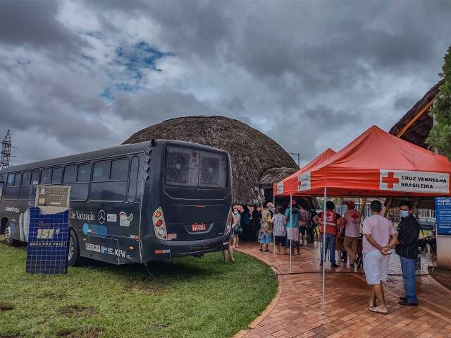 &quot;Bus&atilde;o da Vacina&quot; tem vacina&ccedil;&atilde;o recorde em aldeia; veja aonde vai passar