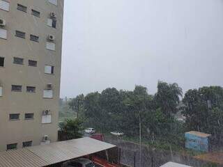 Chuva registrada por moradora na região do Tiradentes. (Foto: Direto das Ruas)