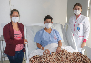 Da esquerda para a direita, Claudina (mãe de Davi), Davi e a enfermeira Karen Leguiça. (Foto: Divulgação/Santa Casa)