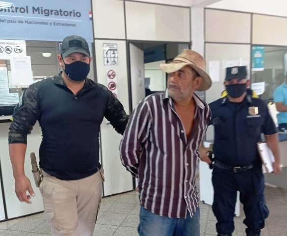 Homem que matou ex-mulher e a sogra &eacute; entregue &agrave; pol&iacute;cia de MS