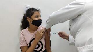 Menina recebe dose da vacina pediátrica da Pfizer contra a covid. (Foto: PMCG)