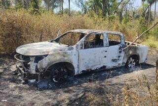 Caminhonete S10 supostamente usada por pistoleiros foi encontrada queimada no Paraguai. (Foto: ABC Color)