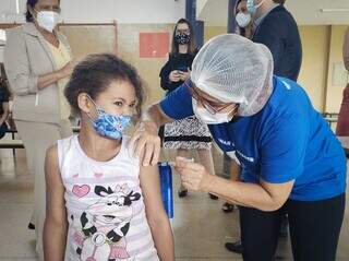 Giovana, de sete anos, foi vacinada nesta manhã contra a covid-19. (Foto: Marcos Maluf)